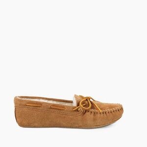 Minnetonka Tan Suede Moccasin Slippers with Cream Fur Collar - Size 7